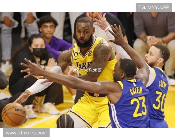 NBA季后赛激烈角逐 詹姆斯率领湖人迎战勇士挑战总冠军梦想 - 副本 - 副本